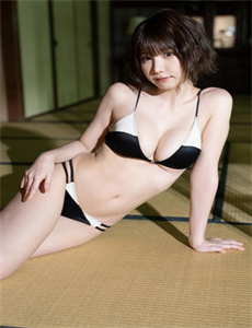 美女露出奶头扒开尿口让男人桶